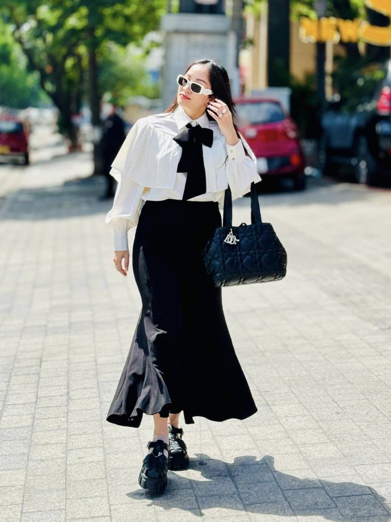 Mẹ bỉm sữa sành điệu và trẻ trung với set đồ màu đen trắng xuống phố thưởng thức không khí mùa thu.