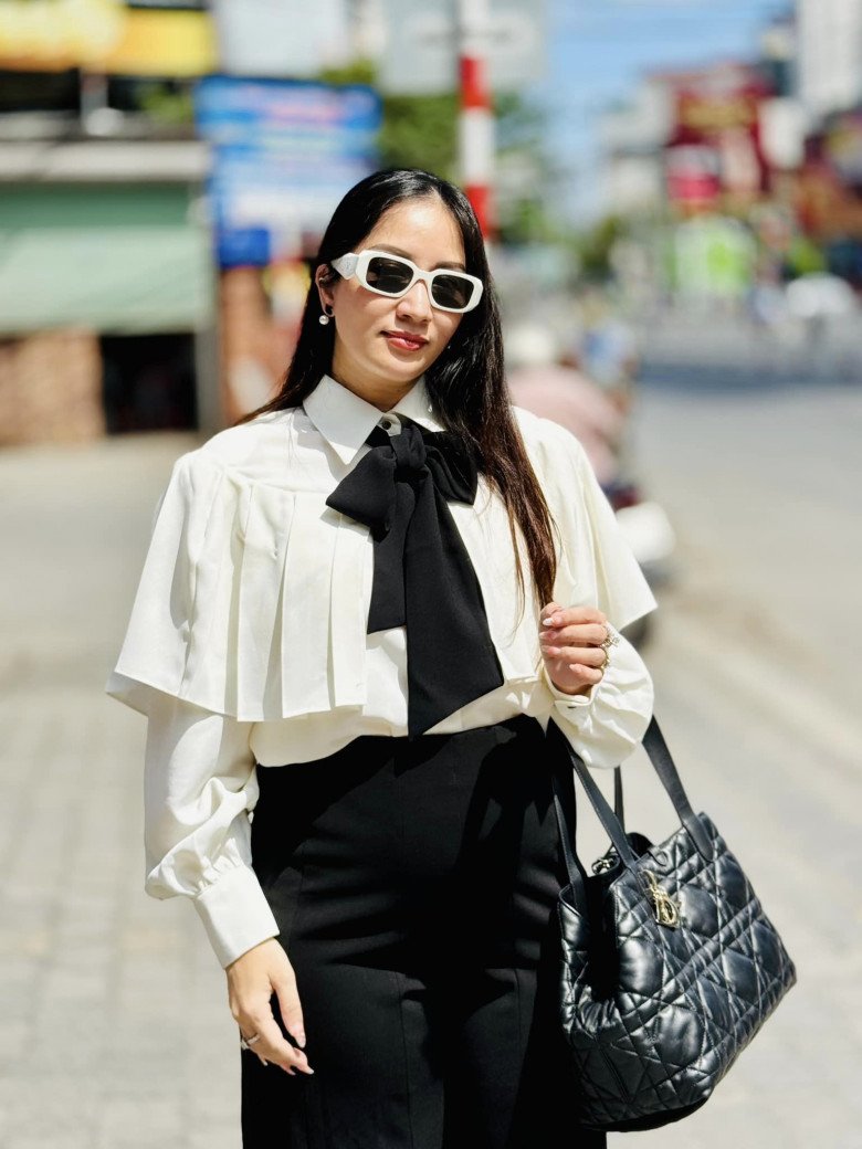 Có thể thấy mẹ bỉm tăng kí không ít nhưng cô vẫn rất rạng rỡ và tươi tắn.