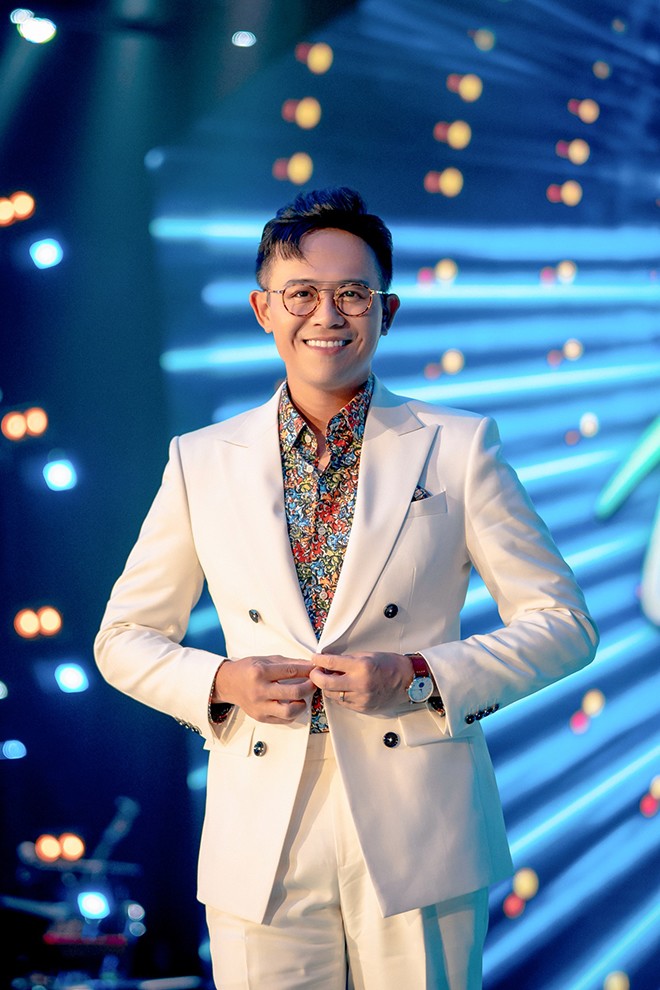 Nam MC cân cả chung kết Vietnam Idol và The New Mentor: Lấy vợ BTV, gây ngưỡng mộ với học vấn và độ giàu có - 5
