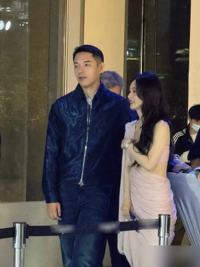 Triệu Lệ Dĩnh bên chủ tịch Tôn Tái Tái.