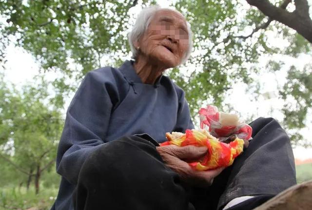 View - Nơi người dân tuổi thọ chưa đến 40, duy nhất bà cụ 90 tuổi bị đồn là phù thủy "hút hết tuổi thọ”