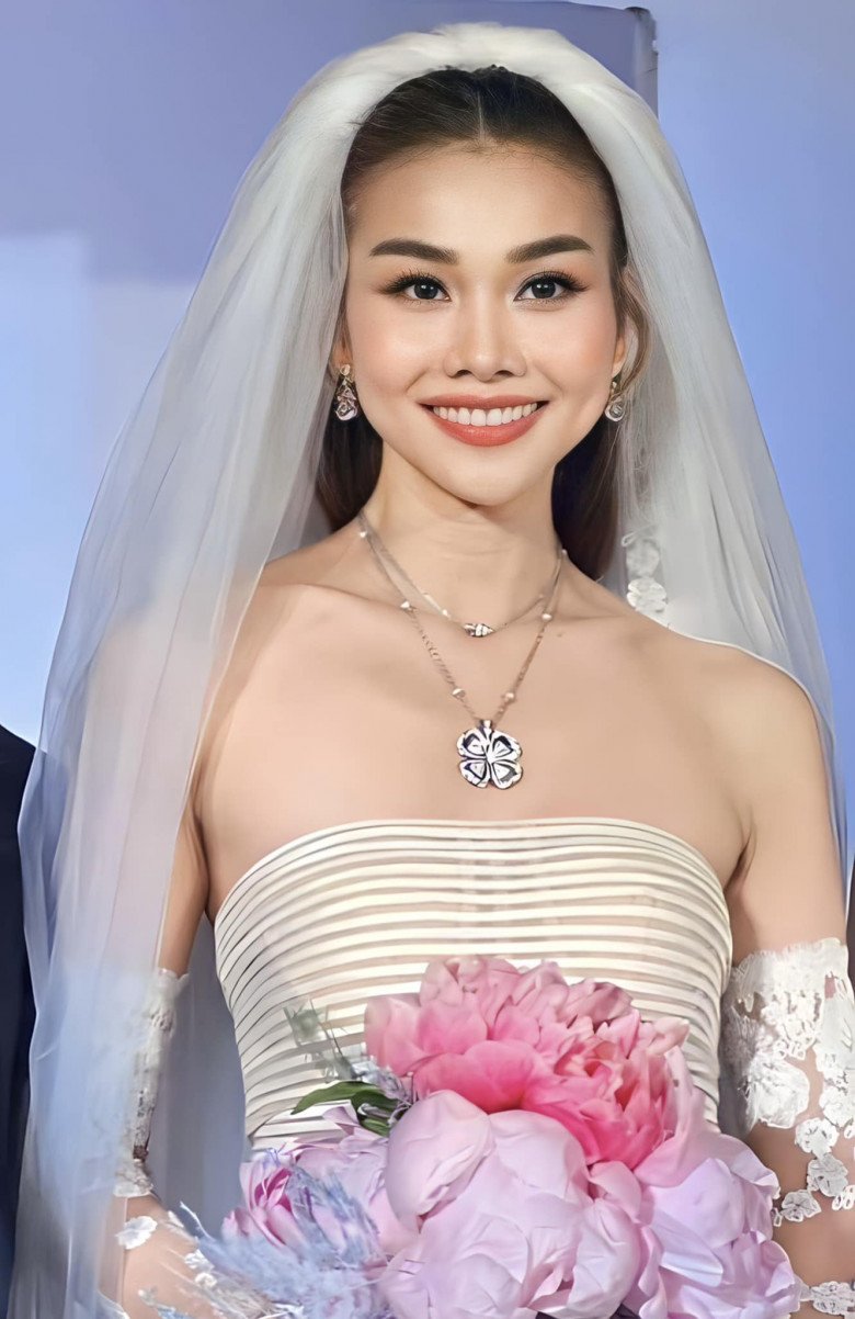 Cô dâu Thanh Hằng diện 3 váy cưới và trang sức tiền tỷ, thể hiện sự tinh tế với chồng bằng một đôi giày - 11
