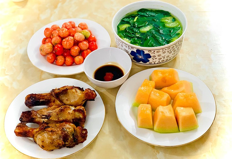 Đùi gà nướng - Canh rau ngót.
