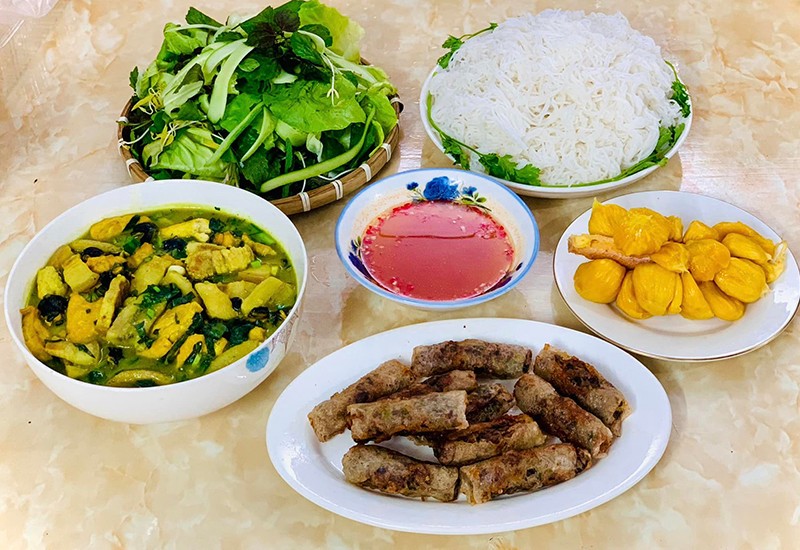 Bún ốc chuối đậu - Nem rán.
