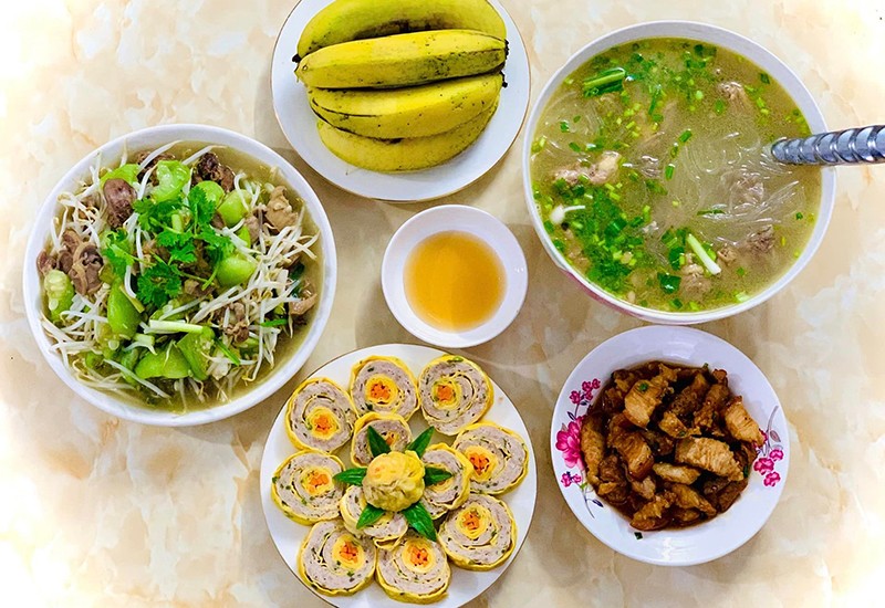 Lòng gà xào giá đỗ - Xương gà nấu miến - Chả long phụng.
