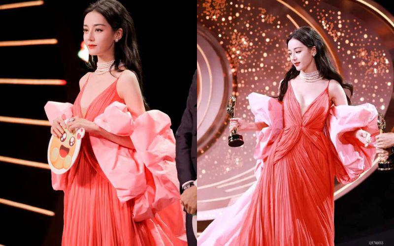 Trước đó, Địch Lệ Nhiệt Ba cũng là nữ diễn viên Trung Quốc duy nhất góp mặt trong danh sách The Business of Fashion 2023 và được đánh giá là "nữ hoàng thảm đỏ" mới của Hoa ngữ sẽ soán ngôi Phạm Băng Băng.
