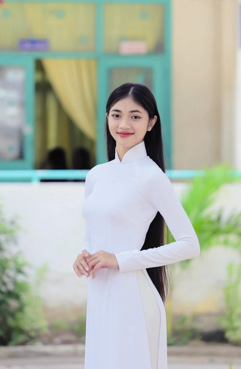 View - Á hậu Minh Kiên từng ăn mặc lấm lem giờ đổi thay 180 độ, lên đồ khoét sâu hoắm, không thua chị kém em