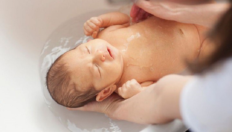 Tắm giúp làm sạch da và loại bỏ bụi bẩn, vi khuẩn và tạp chất tích tụ trên da của trẻ. Điều này giúp giảm nguy cơ nhiễm trùng, các vấn đề về da như phát ban, viêm da....
