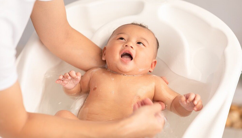Đồng thời, khi tắm cho trẻ nên sử dụng loại sữa tắm dành riêng cho trẻ em, điều này có thể tiêu diệt một số vi khuẩn trên bề mặt da, hạn chế da bị kích ứng.
