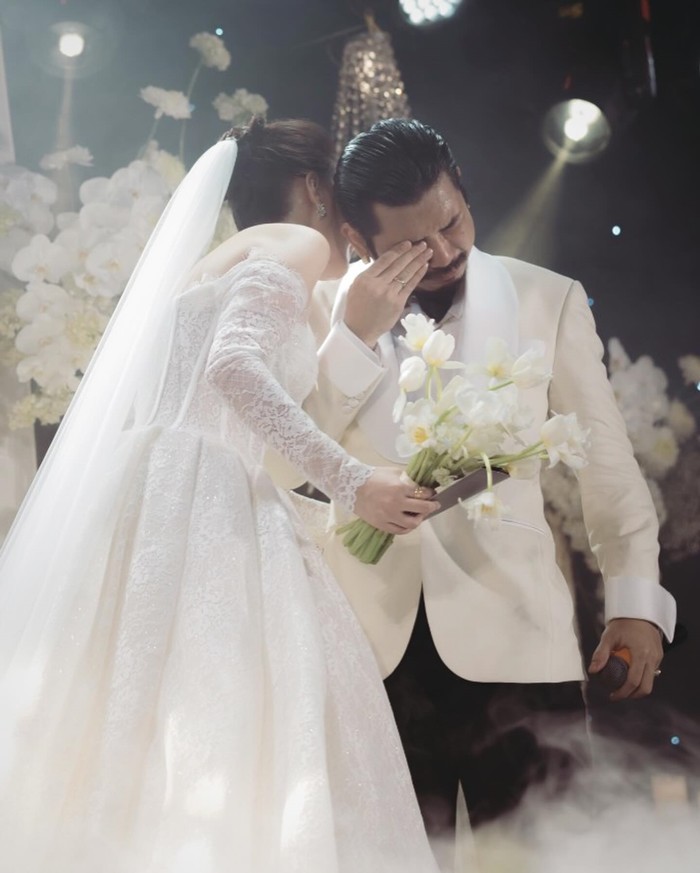 View - Từng cắt tóc kiếm sống, Lâm Chợ Lớn giờ khóc nấc khi lấy vợ hoa khôi, báo lỗ đám cưới 500 triệu đồng