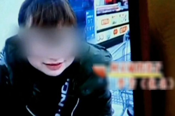 Dù người chồng ra sức tra hỏi nhưng Li Fang trả lời lập lờ, không chịu thừa nhận mối quan hệ ngoài luồng với hàng xóm