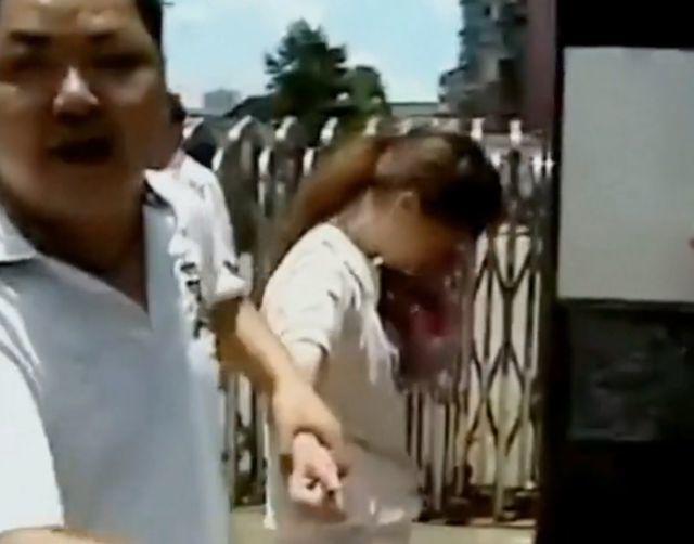 Chồng sững sờ khi phát hiện vợ không mất tích mà ở ngay trên căn hộ cách nhà anh 3 tầng với người đàn ông hàng xóm