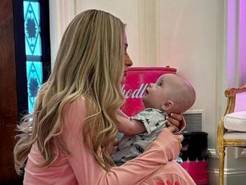 42 tuổi làm mẹ, Paris Hilton khoe ảnh con, dân mạng nhìn đầu em bé khẩn cấp: "Đưa đi khám ngay!"