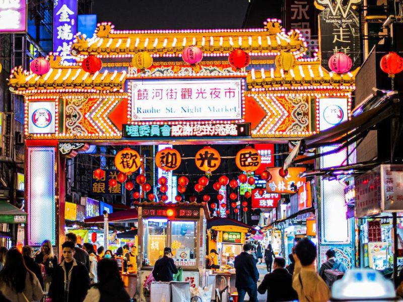Bất cứ ai từng du lịch Đài Loan đều có thể nói với bạn rằng ghé thăm chợ đêm chính là một phần thiết yếu trong trải nghiệm Đài Loan.
