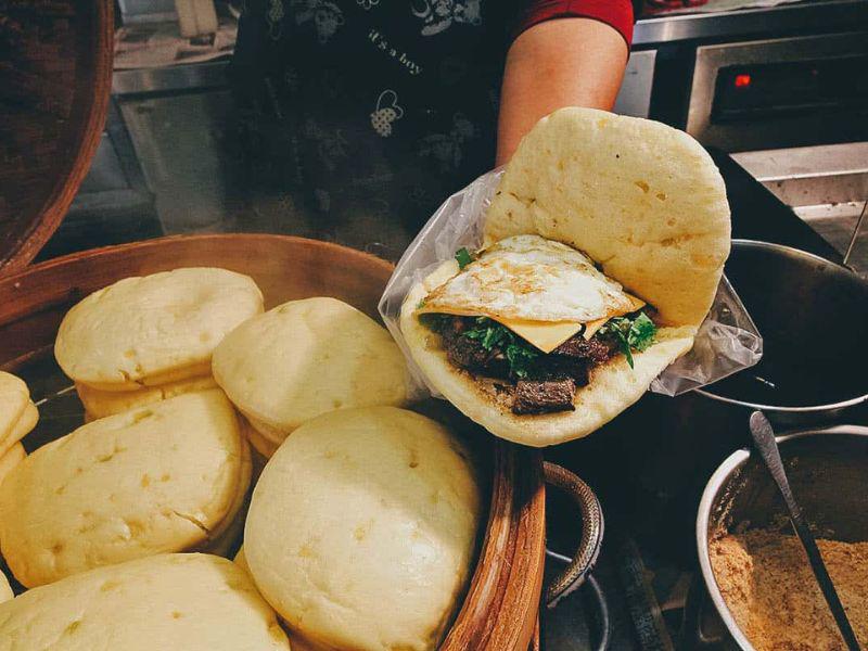 Một số đặc sắc mà bạn nên thử trong thời gian ngắn ở Đài Loan như đậu phụ thối, bánh bao kẹp thịt, trà sữa, kẹo hồ lô,...
