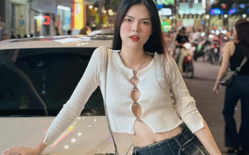 Những kiểu áo croptop với thiết kế xẻ ngực tinh tế đang là hot trend và Lê Ngọc Trinh cũng không bỏ qua item này.
