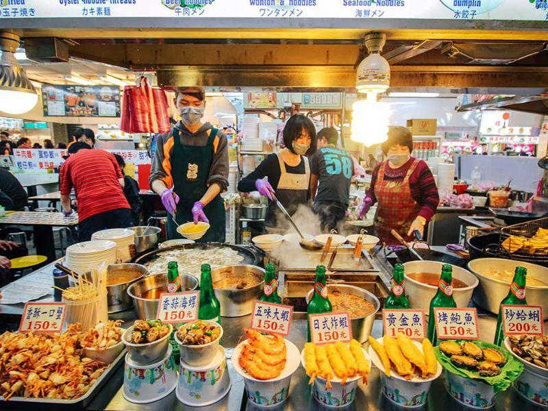 Chợ đêm ở Đài Loan có lịch sử lâu đời từ thời nhà Đường. Những người bán hàng ban đêm sẽ tụ tập quanh các góc phố đô thị hoặc quảng trường chùa để bán đồ thủ công, thuốc cổ truyền và món ăn đường phố Đài Loan gọi là xiaochi.
