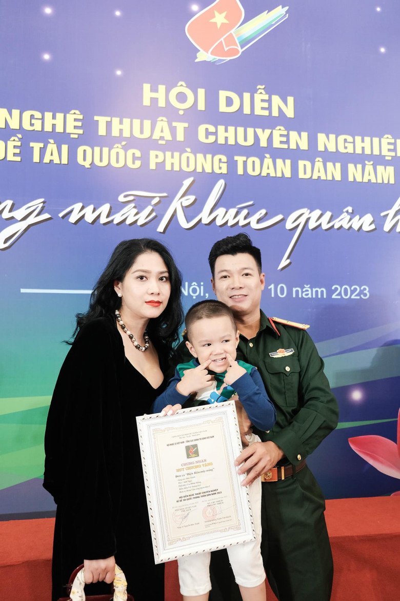 View - Nam ca sĩ Sao Mai yêu chiều vợ khiến Diva Mỹ Linh cũng ngưỡng mộ, gọi bà xã là máy kích của mình