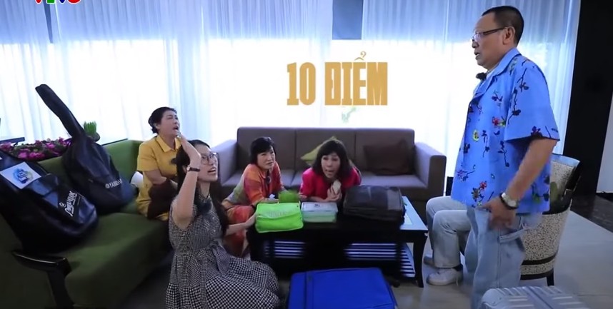 View - Lại Văn Sâm bất ngờ tỏ tình bông hồng của mình trên sóng VTV, MC Khánh Vy phán gì về vợ chồng nam nhà báo?