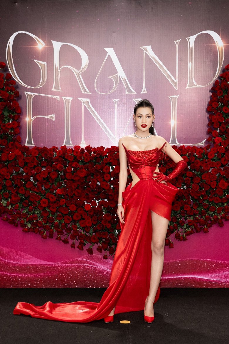 Thảm đỏ chung kết Miss Grand International 2023: Minh Kiên amp;#34;lẻ bóngamp;#34;, Kiều Loan rực rỡ khoe sắc - 5