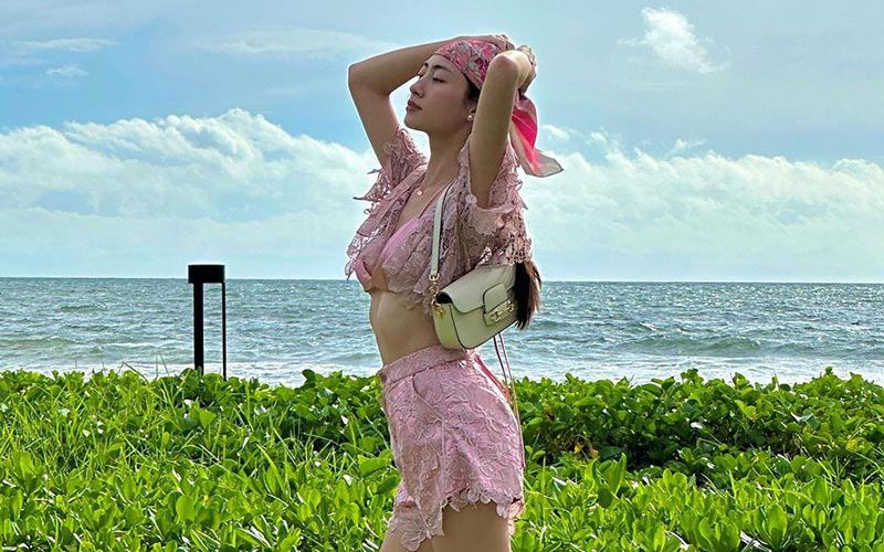 Mới đây, Lương Thuỳ Linh cũng đi dạo biển với set đồ ren xuyên thấu màu hồng ngọt ngào và không kém phần quyến rũ.
