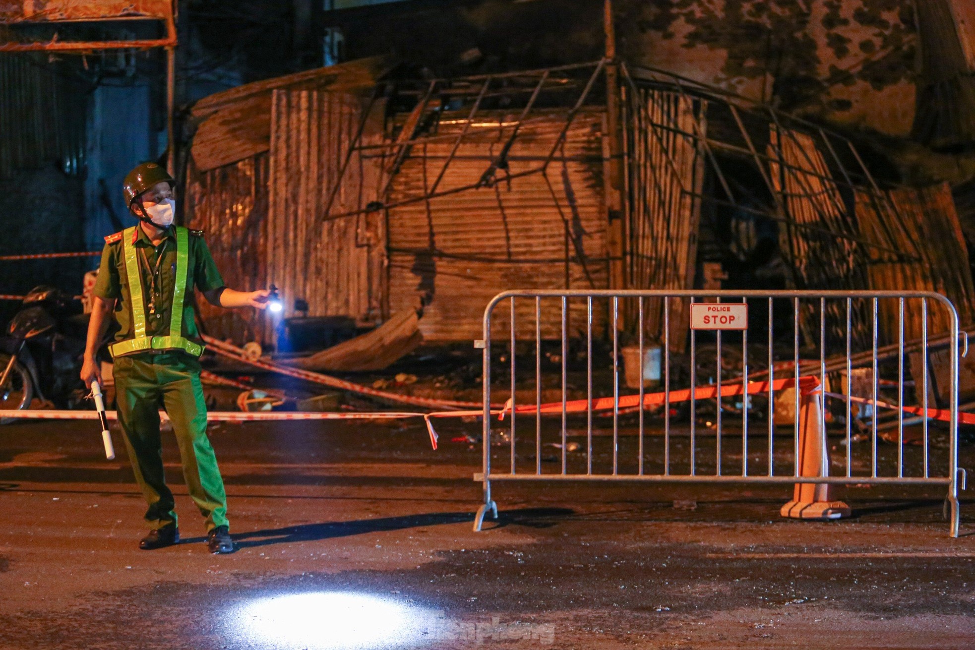 View - Cận cảnh hiện trường vụ cháy khiến 4 người trong một gia đình thương vong ở Hà Nội