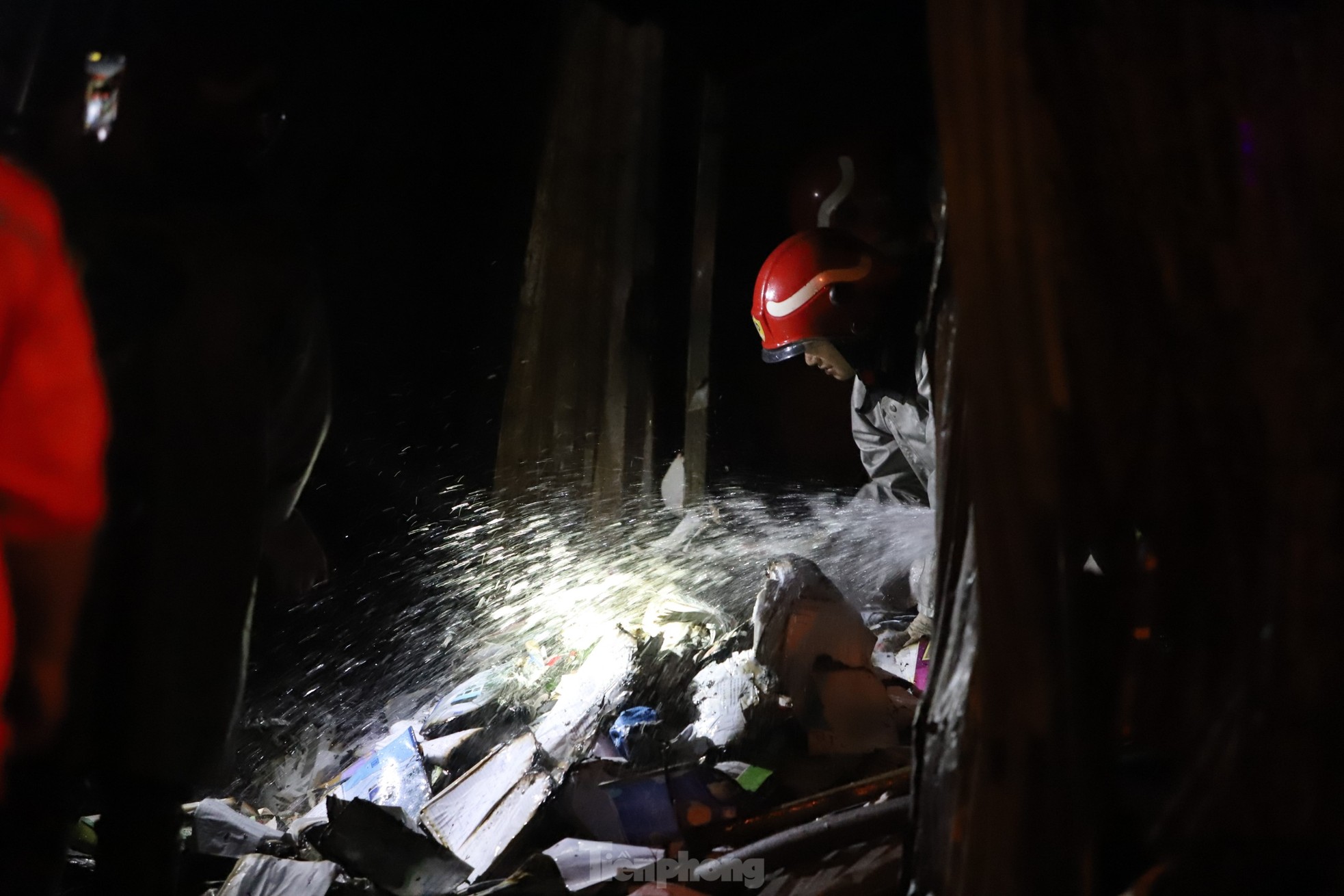 View - Cận cảnh hiện trường vụ cháy khiến 4 người trong một gia đình thương vong ở Hà Nội