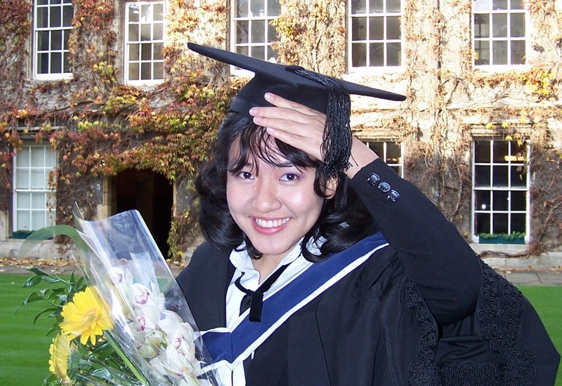 Năm 1998, cô nhận học bổng học dự bị đại học 2 năm tại Anh và năm 2000 giành học bổng Đại học Oxford.
