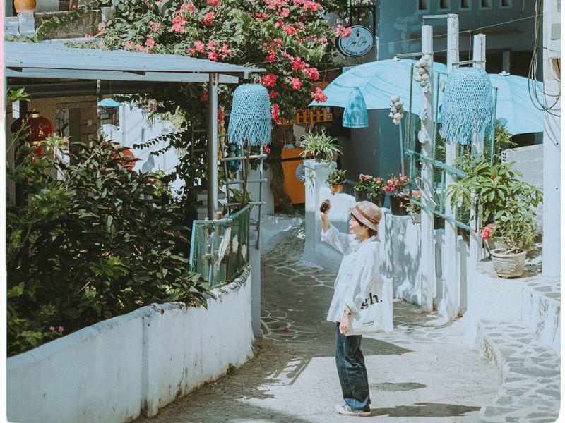 Tại ngôi làng chài này, những ngôi nhà sở hữu kiến trúc đặc trưng của vùng duyên hải với lớp mái thấp cùng với những hàng rào đá, và trước mỗi nhà đều có hàng tam cấp hoặc bậc thang đá để vào nhà. 
