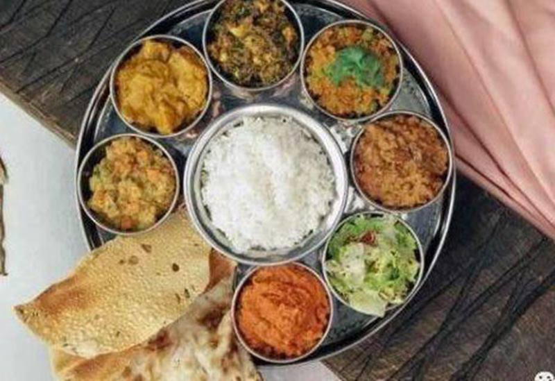 Các trường học ở Ấn Độ cung cấp bữa ăn cho học sinh rất đầy đủ, thịnh soạn như một mâm cỗ với cơm, nước thịt, cà ri, rau và có cả món tráng miệng. Ảnh Toutiao

