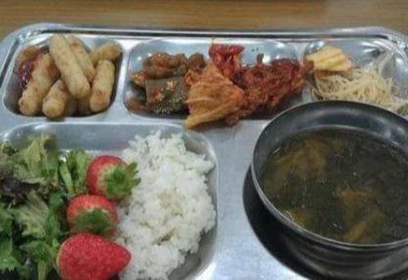 Đây là bữa ăn trưa dành cho các em học sinh ở Hàn Quốc với đầy đủ cơm, thịt, rau, canh và trái cây tráng miệng. Ảnh Toutiao
