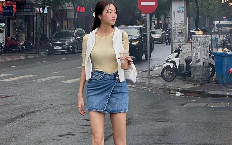 Lương Thuỳ Linh rất thích chân váy đặc biệt là chân váy jeans, giúp cho cô khoe được đôi chân dài thướt tha và nuột nà không tì vết.
