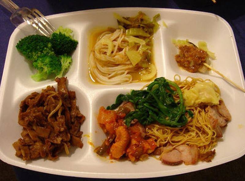 Đây là một bữa ăn trưa ngon ở trường học của Singapore. Nguồn: Insider, BuzzFeed
