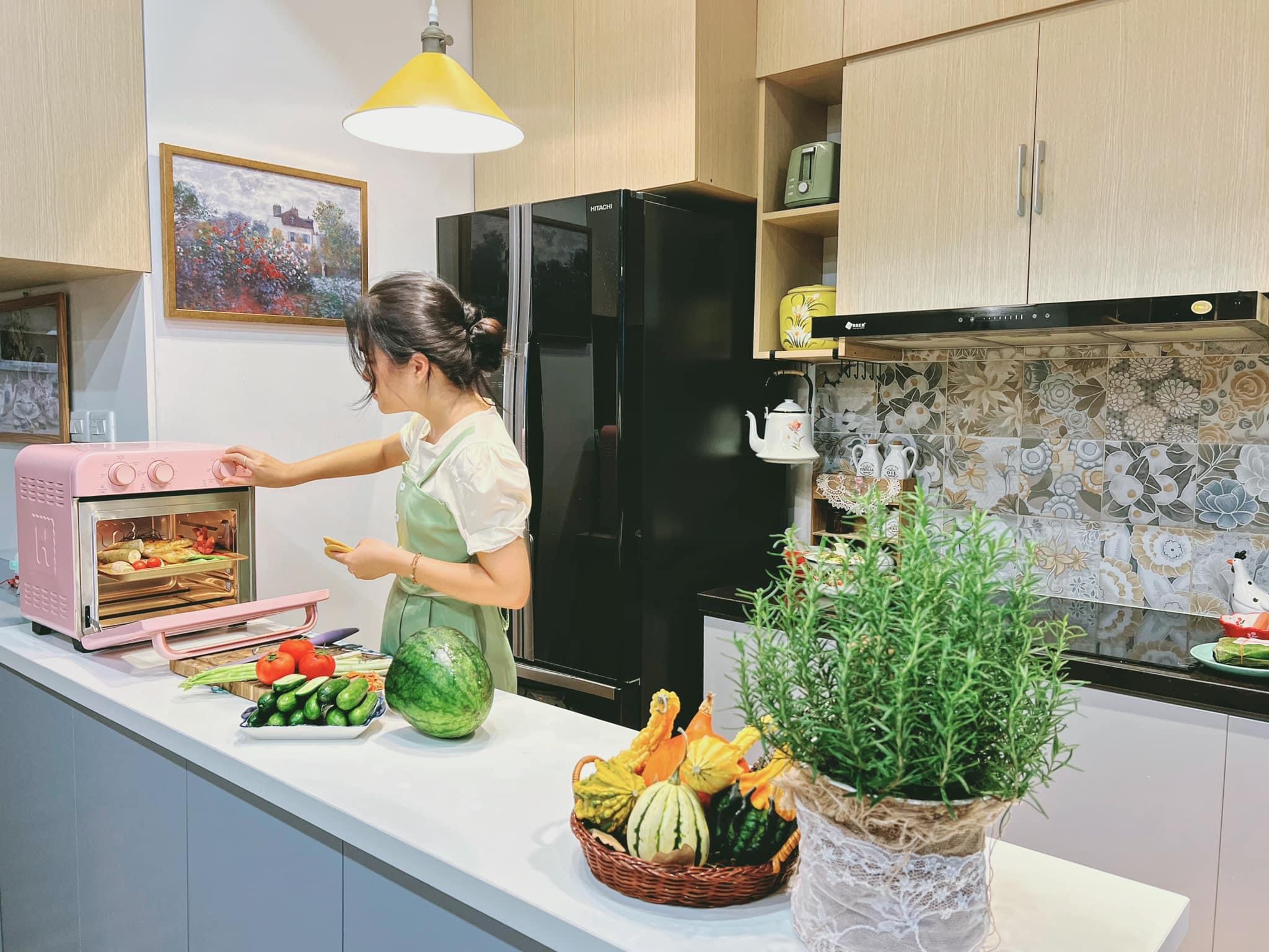 Căn bếp 4m² của bà mẹ Hà Thành đẹp như tạp chí - 5