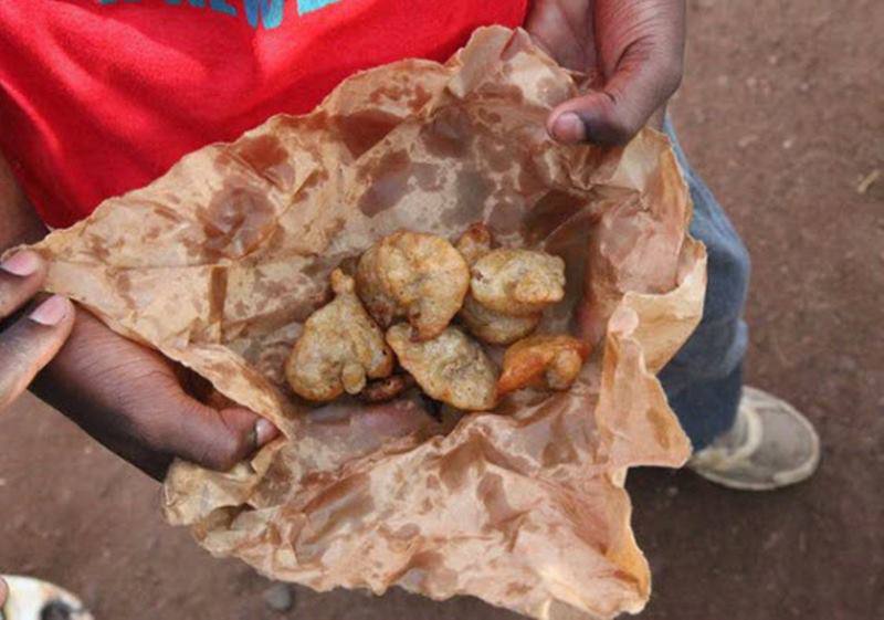 Nhiều em học sinh ở Mali lựa chọn về nhà vì ở trường buổi trưa chỉ có bánh rán. Nguồn: Insider, BuzzFeed
