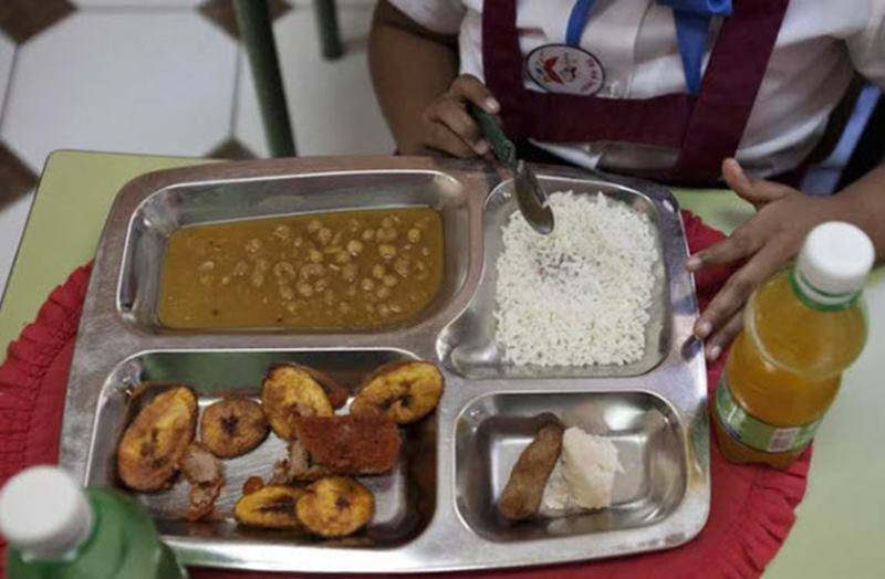 Một trường học ở Havana, Cuba cung cấp bữa trưa cho học sinh có cơm, gà croquette, một miếng khoai môn, súp đậu vàng, khoai tây chiên và nước cam. Nguồn: Insider, BuzzFeed
