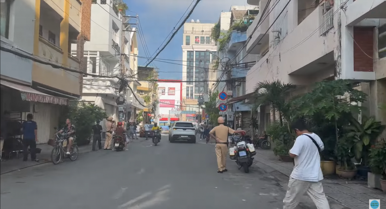 Công an có mặt tại khu vực nhà cố nghệ sĩ.