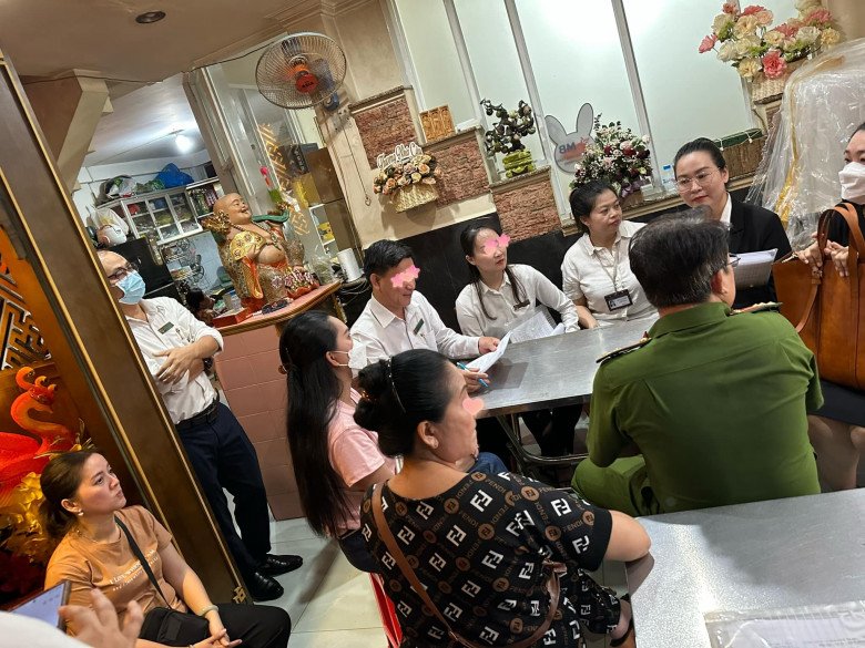 Cơ quan chức năng đến nhà Vũ Linh thẩm định về vụ kiện tranh chấp tài sản.