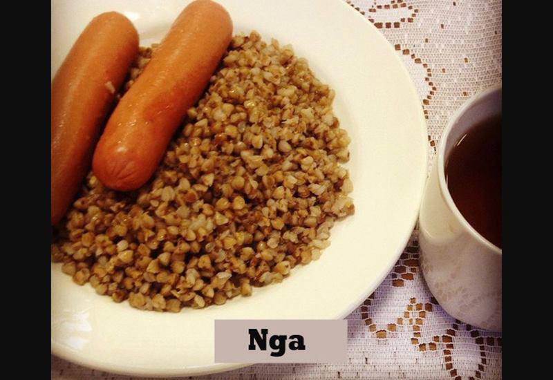 Bữa ăn trưa của các em học sinh ở Nga cũng đơn giản không kém khi chỉ có 2 cây xúc xích, cháo kiều mạc và 1 tách trà. Ảnh Sohu
