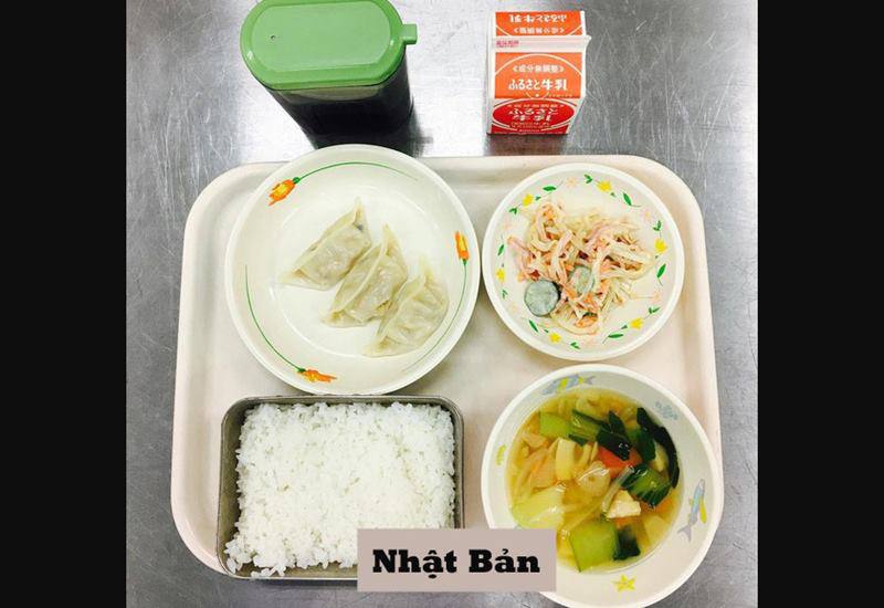 Bữa ăn trưa của các em học sinh tại Nhật Bản được quan tâm đến chế độ dinh dưỡng, bày trí rất đẹp mắt. Ảnh Sohu
