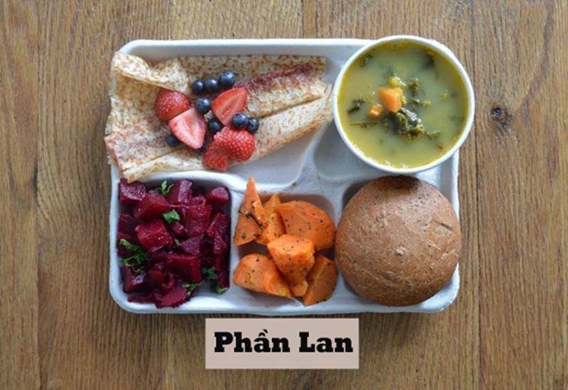 Tại đất nước Phần Lan, học sinh được cung cấp bữa trưa nhiều hoa quả và rau củ, không có cơm. Ảnh Sohu
