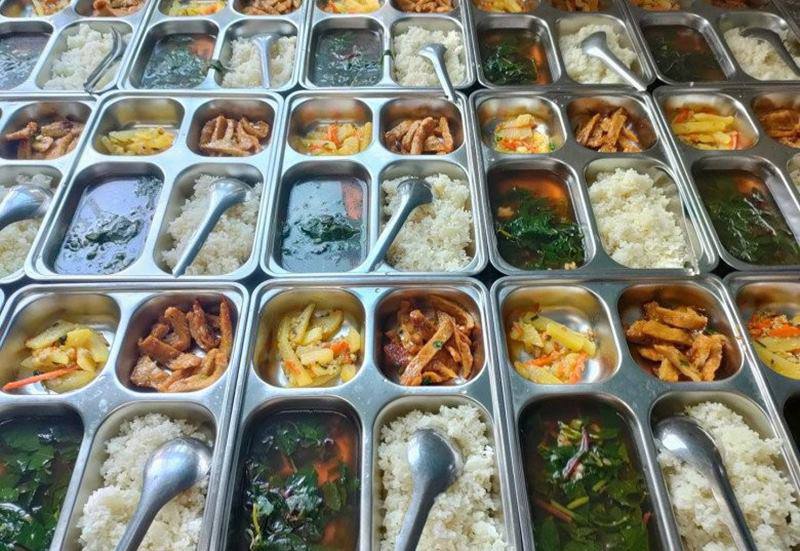 Trên thực tế trường hợp trên chỉ là một số ít, ngay tại một số tỉnh thành của Việt Nam, trường học cung cấp cho các em học sinh những bữa cơm trưa rất đầy đặn. Trong ảnh là bữa cơm trưa 17 nghìn đồng tại một trường tiểu học ở Quảng Nam. Ảnh Lê Thủy
