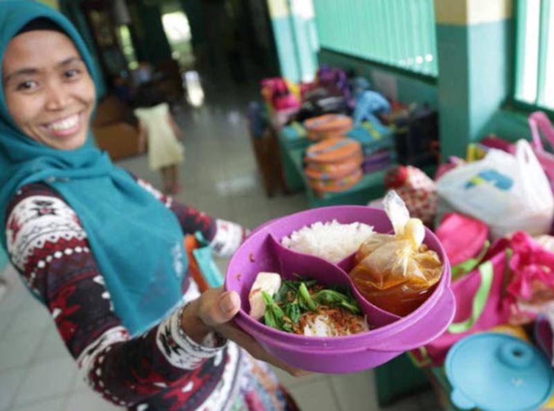 Cơm, súp thịt viên, đậu phụ và rau là những món ăn của học sinh ở Indonesia ăn trưa ở trường học. Nguồn: Insider, BuzzFeed
