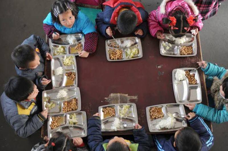 Học sinh ở Chiết Giang, Trung Quốc ăn trưa với cơm, đậu và rau trộn. Nguồn: Insider, BuzzFeed
