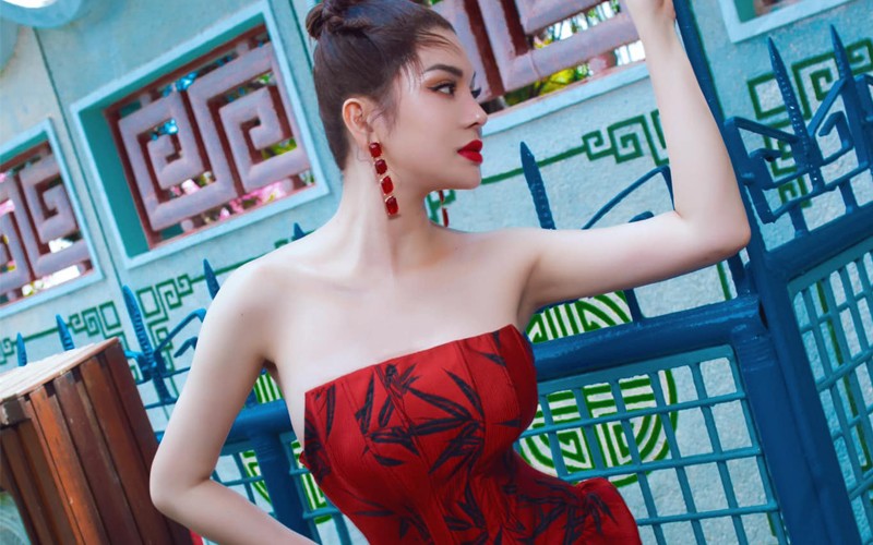 Lily Chen tên thật là Trần Kim Ngọc sinh năm 1995 tại huyện Bến Cầu, Tây Ninh. Lily Chen sở hữu nhan sắc xinh đẹp, giọng ca buồn mượt mà, sâu lắng, sau khi đoạt Á quân cuộc thi Tình bolero 2019, nhiều người hâm mộ ưu ái gọi với danh xưng "Ngọc nữ bolero".
