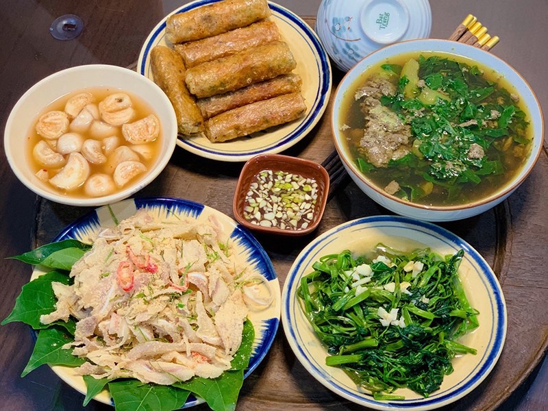 Chị Thùy Phương (Hà Nội) thực sự là một cô vợ đảm đang, nấu ăn ngon. Mâm này nhà chị gồm có: Canh cua, nem rán, nem thính, rau xào.
