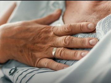 Căn bệnh khiến người phụ nữ phải ngủ ngồi