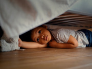 Làm mẹ - Phát hiện con gái đêm nào cũng chui xuống gầm giường, tôi rụng rời tay chân khi lén kiểm tra phía dưới