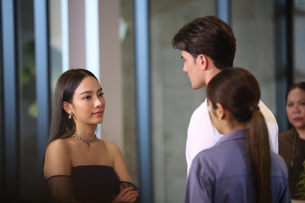 Ra mở cửa thì thấy một cô gái khá xinh xắn, sành điệu, thái độ rất kênh kiệu, hỏi chỏng lỏn. (Ảnh minh họa)