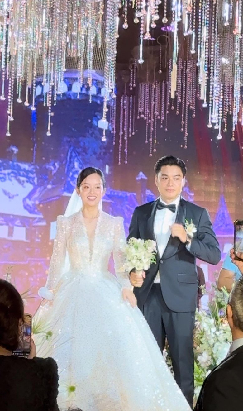 Cô dâu Ly Kute kết thúc 7 năm làm mẹ đơn thân, sắm tới 5 mẫu váy cưới xinh nhất tháng 10 - 1
